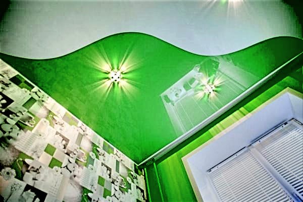 натяжной потолок зеленый с белым