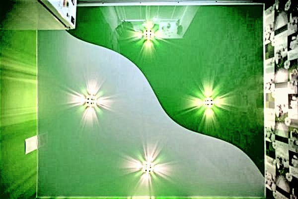 натяжной потолок зелено-белый