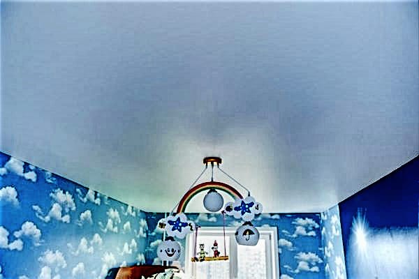 натяжной потолок светло-голубой