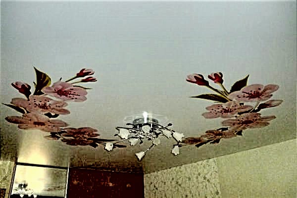 натяжной потолок с цветами вид 2