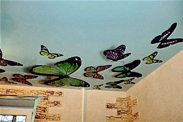 натяжной потолок с бабочками