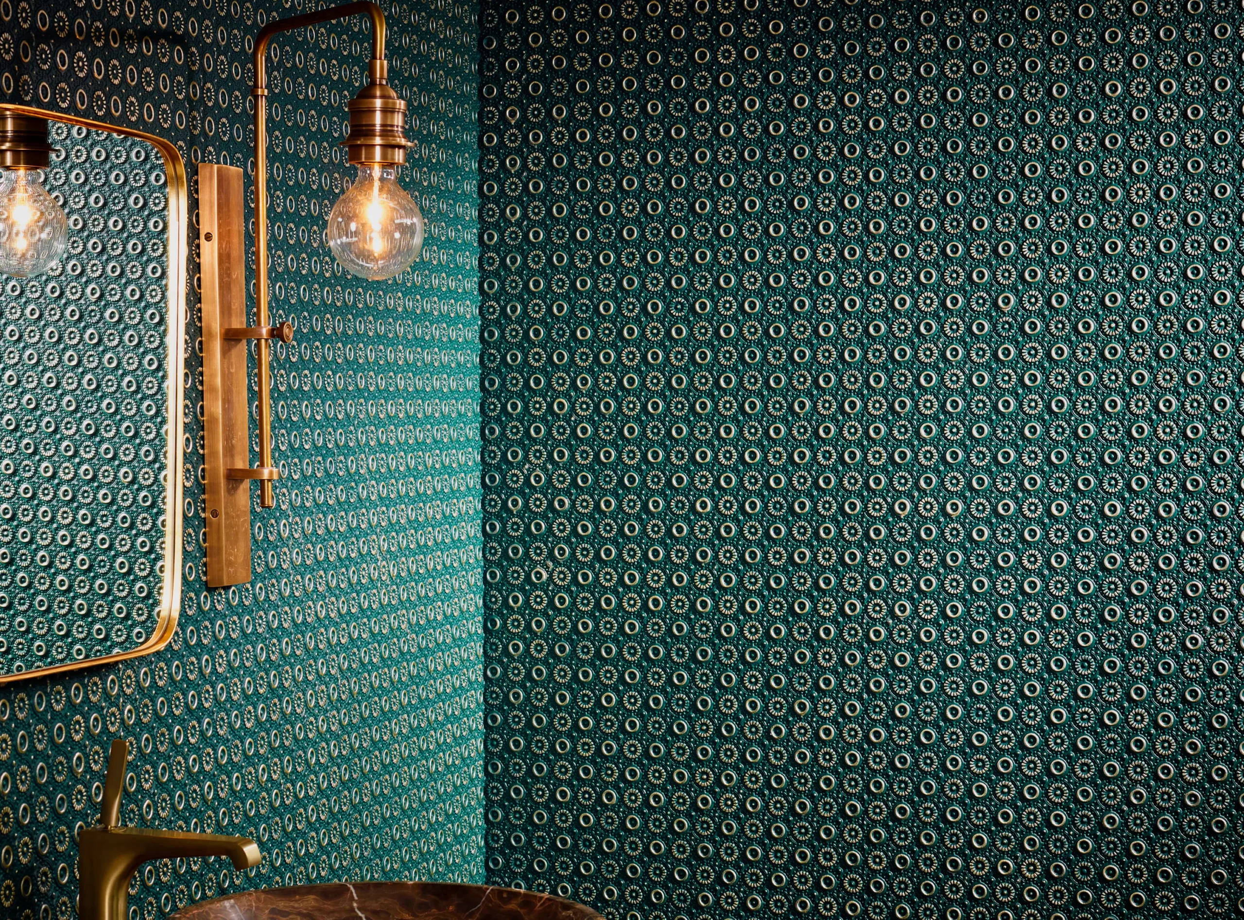 Поклеенный линкруст в ванной