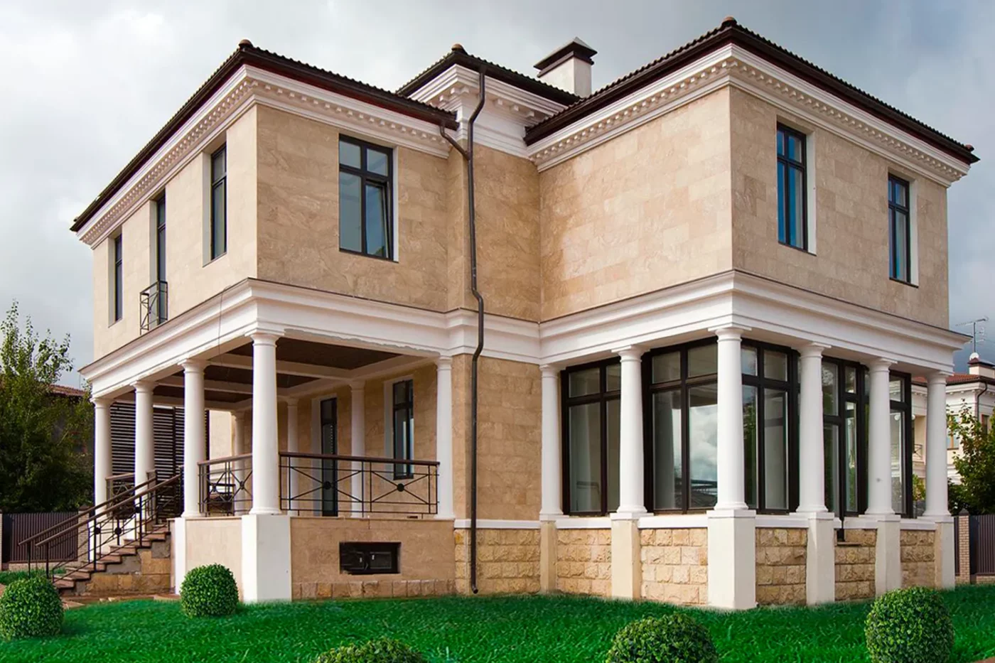 Отделка дома травертином