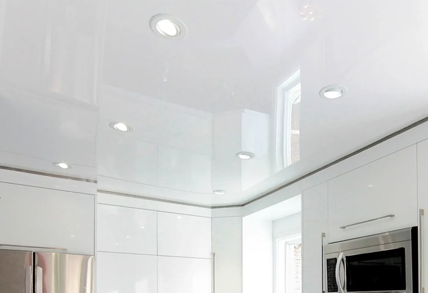 Натяжной потолок на кухне