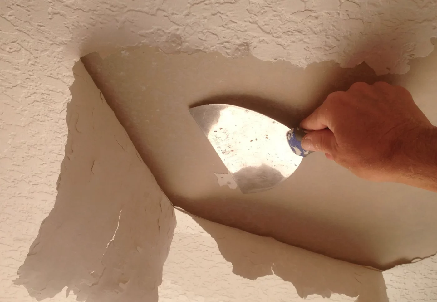 Отчистка штукатурки на потолке