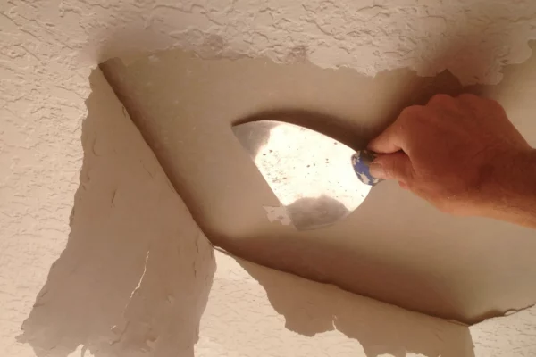 Отчистка штукатурки на потолке